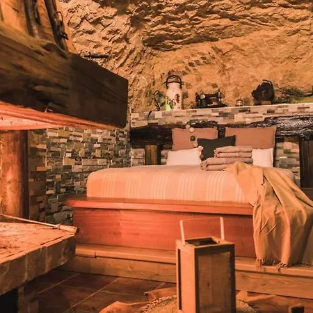 منزل ريفي Cueva Almendros *